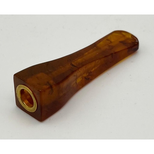 43 - An Art Deco cigarette smoking pipe made of Baltic amber with an 18 K yellow gold inlet ring. Length:... 