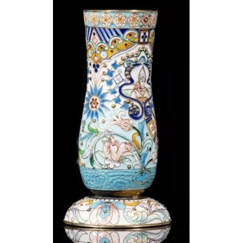 30 - Magnificent Russian silver and enamel large cup vase 
Total weight: 171.57 grams. Dimensions: 11.6cm... 