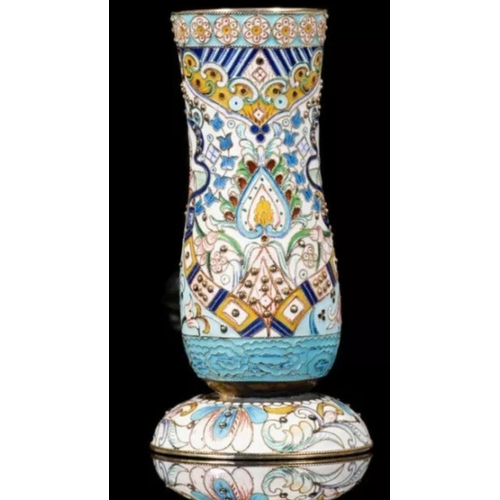 30 - Magnificent Russian silver and enamel large cup vase 
Total weight: 171.57 grams. Dimensions: 11.6cm... 