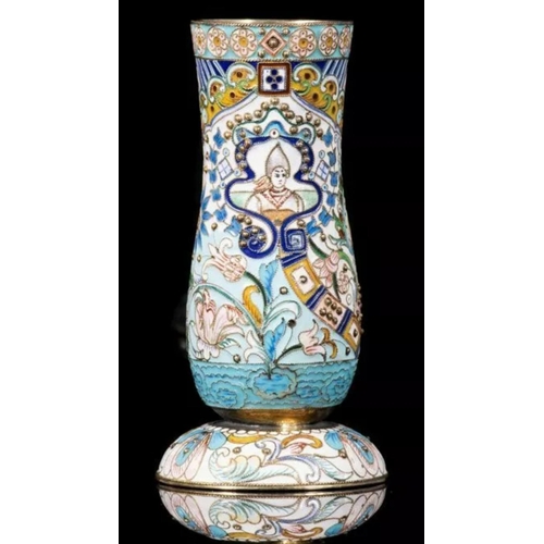 30 - Magnificent Russian silver and enamel large cup vase 
Total weight: 171.57 grams. Dimensions: 11.6cm... 