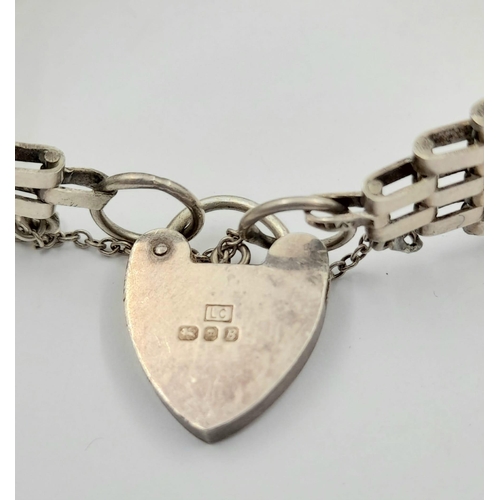 1192 - A Vintage Silver Gate-Link Bracelet with a Heart Clasp.
18cm. 26g