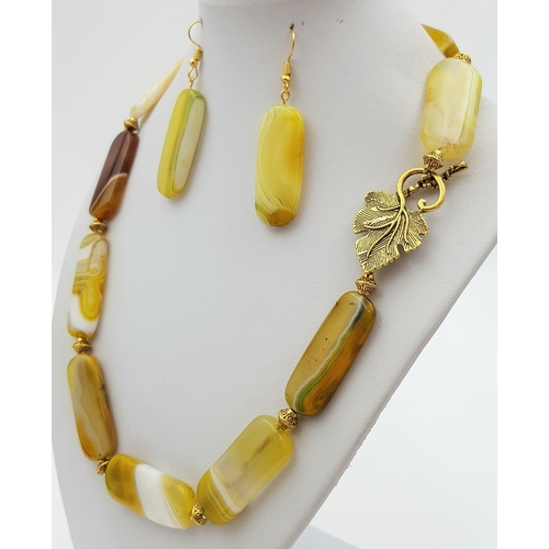 168 - A fashionable, banded agate, necklace and earrings set, perfect for the summer holidays. Necklace le... 