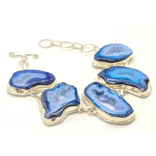 182 - A glamorous blue agate bracelet in a presentation box. Length: 18-21 cm.