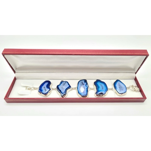 182 - A glamorous blue agate bracelet in a presentation box. Length: 18-21 cm.