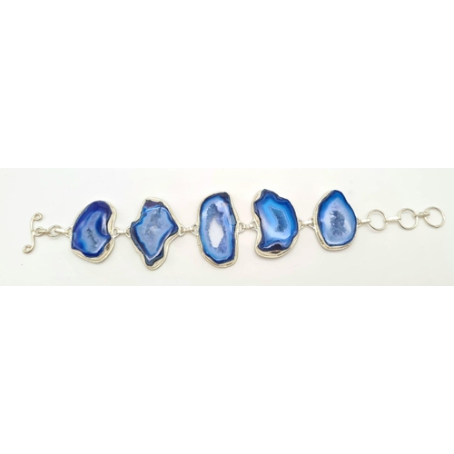 182 - A glamorous blue agate bracelet in a presentation box. Length: 18-21 cm.