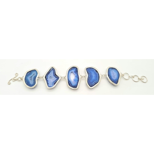 182 - A glamorous blue agate bracelet in a presentation box. Length: 18-21 cm.