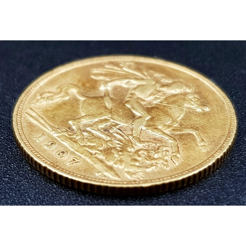 93 - A 1907 Edward VII 22K Gold Half Sovereign Coin. 4g.