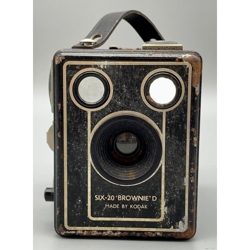 991 - A Vintage Brownie D Camera in Case plus a Vintage camera novelty table lighter! A/F