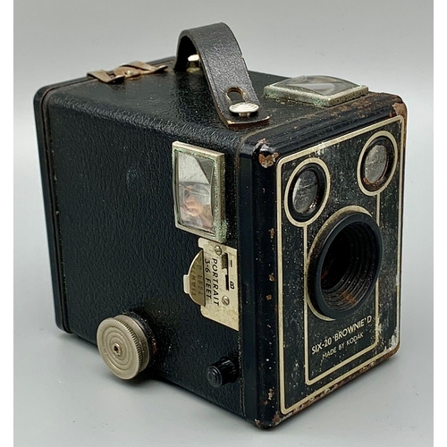 991 - A Vintage Brownie D Camera in Case plus a Vintage camera novelty table lighter! A/F