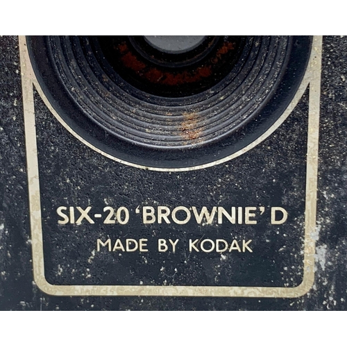 991 - A Vintage Brownie D Camera in Case plus a Vintage camera novelty table lighter! A/F