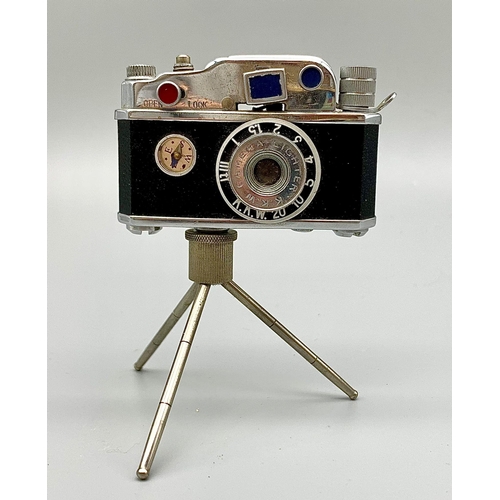 991 - A Vintage Brownie D Camera in Case plus a Vintage camera novelty table lighter! A/F