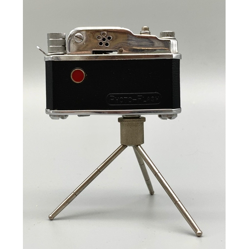 991 - A Vintage Brownie D Camera in Case plus a Vintage camera novelty table lighter! A/F