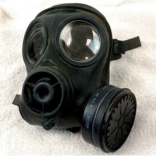 456 - A 1970'S AVON CHEMICAL WARFARE GAS MASK. A/F