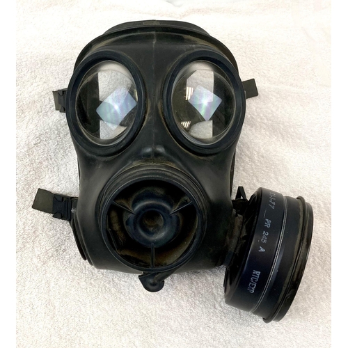 456 - A 1970'S AVON CHEMICAL WARFARE GAS MASK. A/F