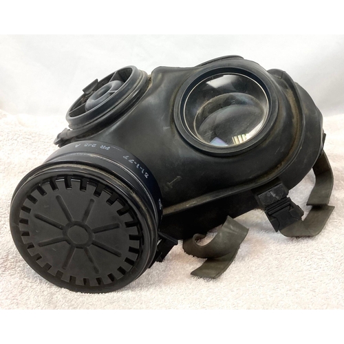 456 - A 1970'S AVON CHEMICAL WARFARE GAS MASK. A/F