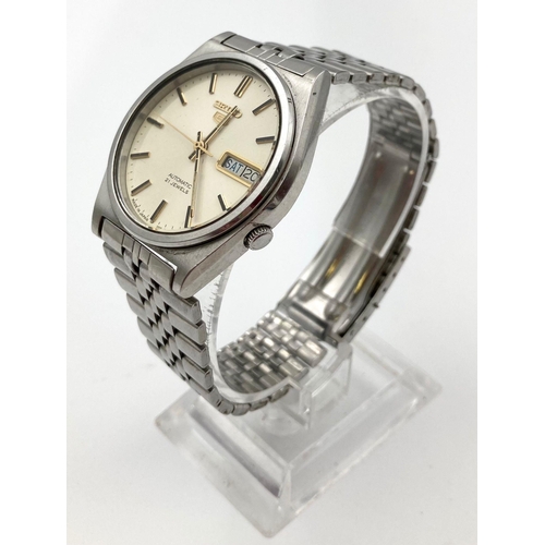 244 - A Vintage Seiko 5 Automatic Gents Watch. Stainless steel strap and case - 36mm. Champagne dial with ... 