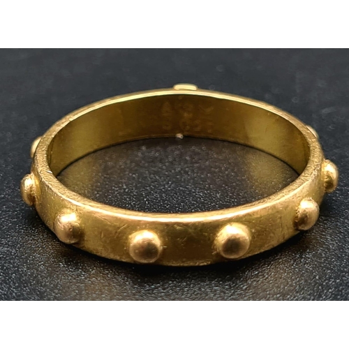 117 - A 21 K yellow gold ring with a central cross motif and knobs all round. ring size: S, weight: 5.9 g.