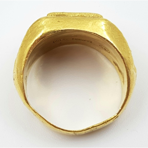 44 - A rarely seen Chinese, gents ring, 22 K yellow gold, hand engraved and hallmarked. Ring size: T, wei... 