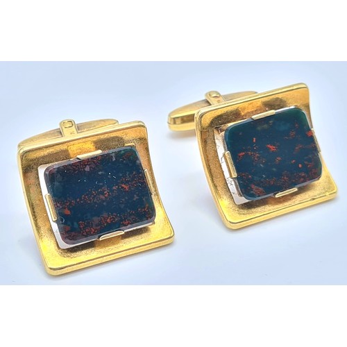 447 - A 14k Yellow Gold (tested) Bloodstone Set of Cufflinks.
18.6g.