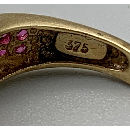 559 - A 9K Yellow Gold Fancy Pink and Red Stone Ring. Size J 1/2. 3g.