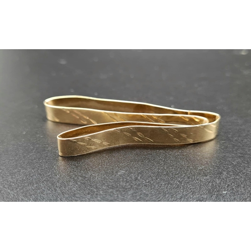 113 - A 14 K yellow gold bangle . Weight: 7.3 g.