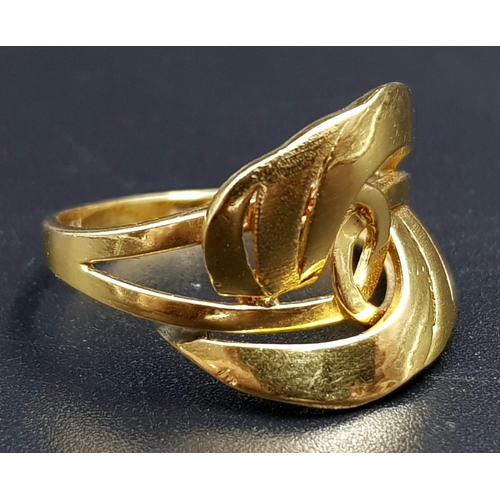 127 - A An unusual Art Nouveau 20 K yellow gold ring. Ring size: N, weight: 4.38 g.