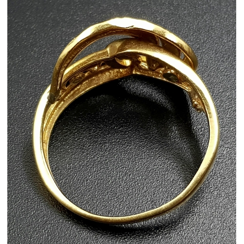 127 - A An unusual Art Nouveau 20 K yellow gold ring. Ring size: N, weight: 4.38 g.