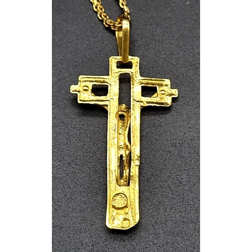 131 - An 18 K yellow gold cross and chain. Chain length: 73 cm, total weight: 11.56 g.