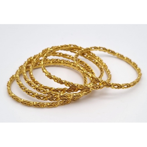 16 - Six bangles, 20 K yellow gold, with the same design. Total weight: 99.9 g