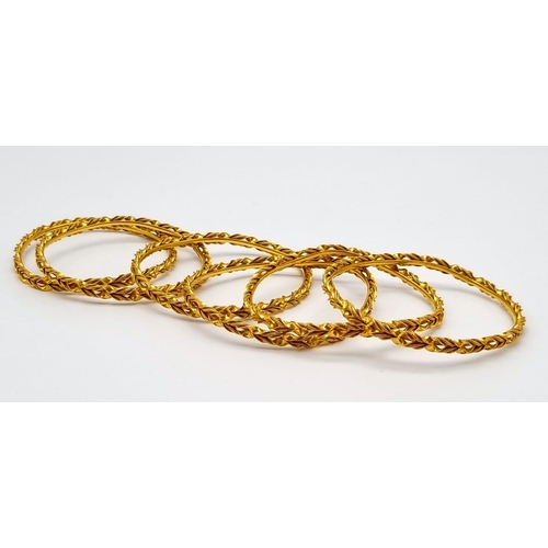 16 - Six bangles, 20 K yellow gold, with the same design. Total weight: 99.9 g