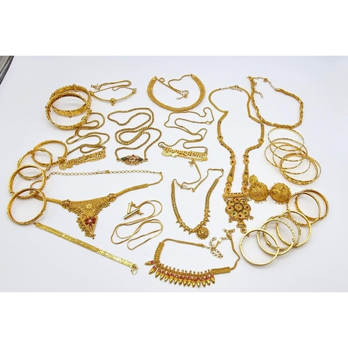 23 - An exciting lot of mainly 18 K yellow gold items (too numerous to list) totalling 490 g in weight.