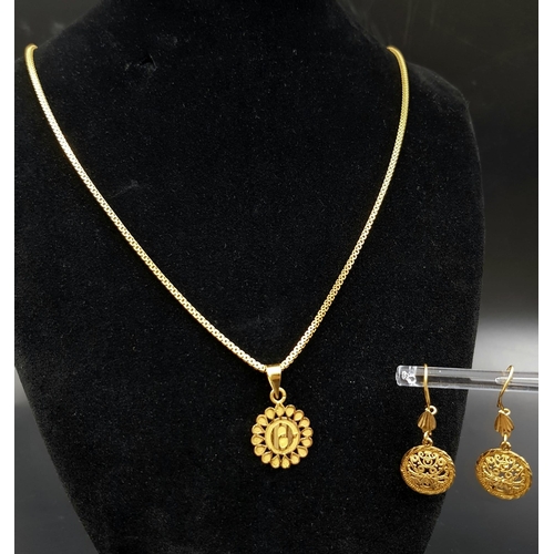 27 - An 18 K yellow gold lot consisting of a pendant with 51 cm chain AND a pair of filigree earrings Len... 