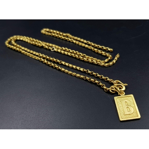 30 - A 22 K yellow gold pendant (with letter B) and chain. Length: 65 cm, total weight: 19 g. A/F