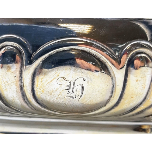 480 - A GEORGIAN HALLMARKED SILVER SAUCE BOAT WITH ORNATE LIP AND CLAW FEET , VERY NICE CONDITION. 222gms ... 