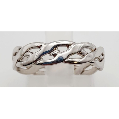 546 - A 9K White Gold Celtic Band Ring. Size N 1/2. 2.4g