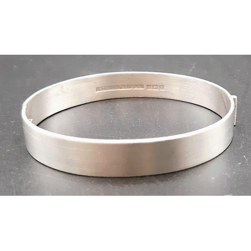 553 - A Sterling Silver Bangle or Bracelet. Opens at centre. 21.9g