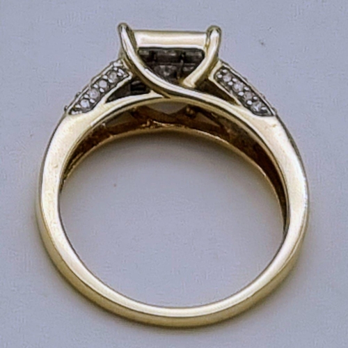 581 - A 9K YELLOW GOLD FANCY DIAMOND RING HAVING 0.50 DIAMONDS IN TOTAL .   3.4gms    size O