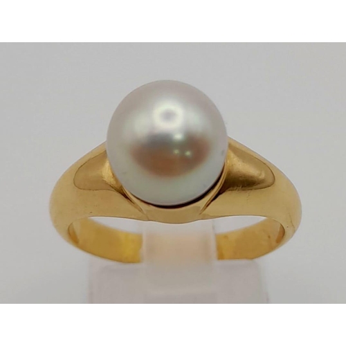 128 - An 18 K yellow gold ring with a perfectly spherical white genuine pearl. Excellent condition. Ring s... 