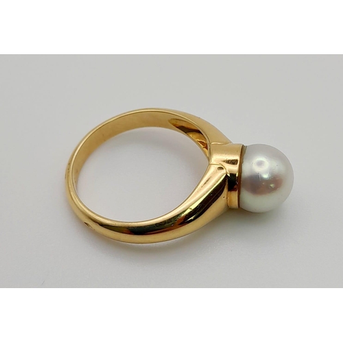 128 - An 18 K yellow gold ring with a perfectly spherical white genuine pearl. Excellent condition. Ring s... 