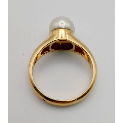 128 - An 18 K yellow gold ring with a perfectly spherical white genuine pearl. Excellent condition. Ring s... 