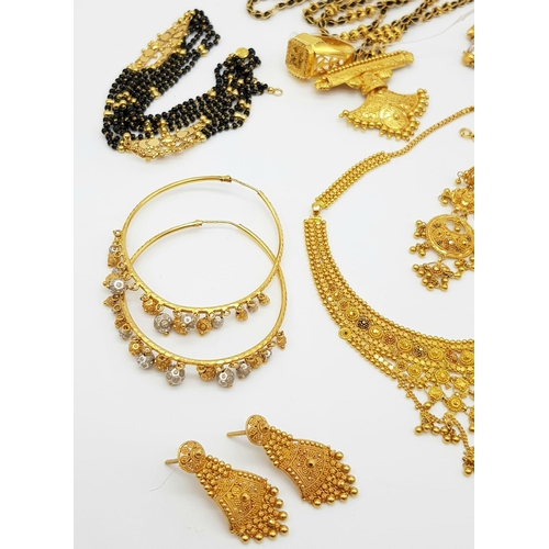 13 - A MIXED LOT OF JEWELLERY TO INCLUDE:
A 21K GOLD BLACK STONE SET NECKLACE AND RING. 42.85gms.
AN 18K ... 