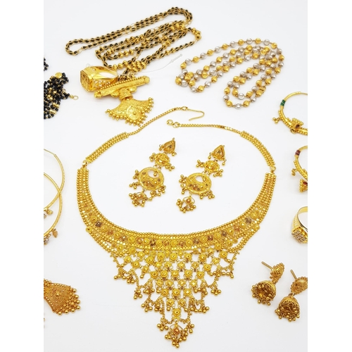 13 - A MIXED LOT OF JEWELLERY TO INCLUDE:
A 21K GOLD BLACK STONE SET NECKLACE AND RING. 42.85gms.
AN 18K ... 