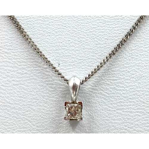 239 - AN 18K WHITE GOLD AND DIAMOND PENDANT ON A 40cms 18K GOLD CHAIN.  3.2gms