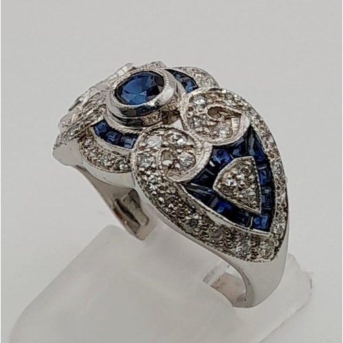 39 - An Art Deco, 18 K white gold (hallmarked) sapphire and diamonds ring. Excellent condition. Ring size... 