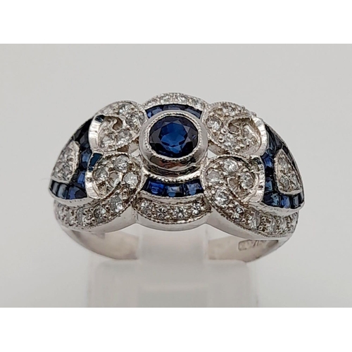 39 - An Art Deco, 18 K white gold (hallmarked) sapphire and diamonds ring. Excellent condition. Ring size... 