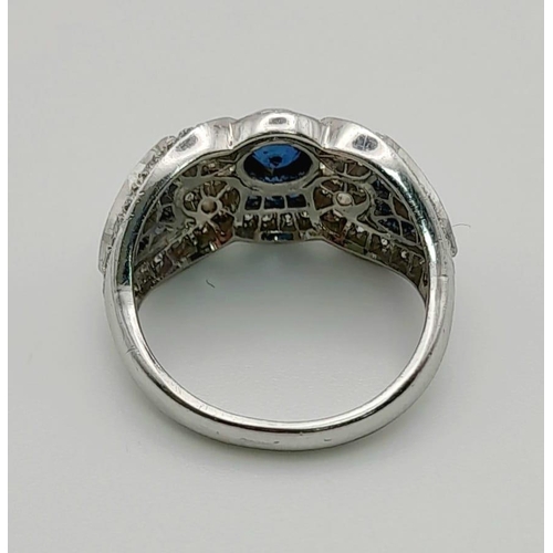 39 - An Art Deco, 18 K white gold (hallmarked) sapphire and diamonds ring. Excellent condition. Ring size... 