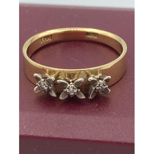 84 - 18 carat GOLD and PALLADIUM RING having three diamond points Cathedral set in PALLADIUM mounts.
2.75... 