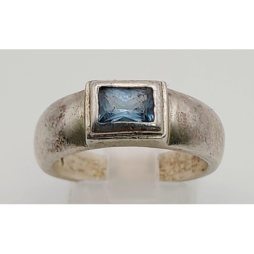 561 - Vintage silver ring set with blue stone, size Q1/2