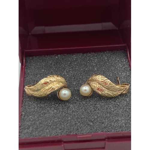 287 - 9 carat GOLD pair of EARRINGS  with attractive leaf and pearl detail.
1.77 grams.