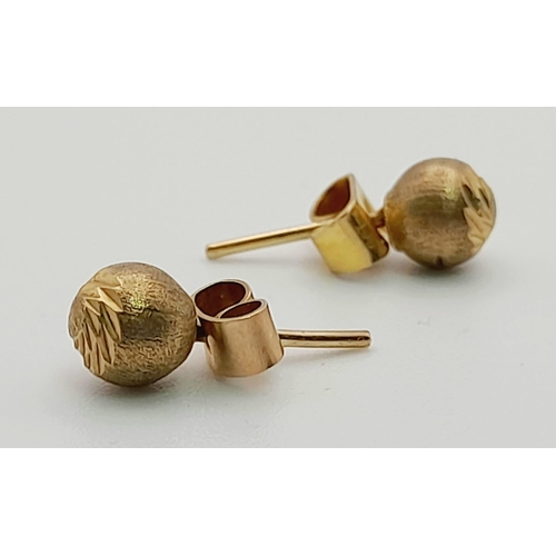 414 - 9K Yellow Gold fancy Swirl Ball Studs Earrings 1g